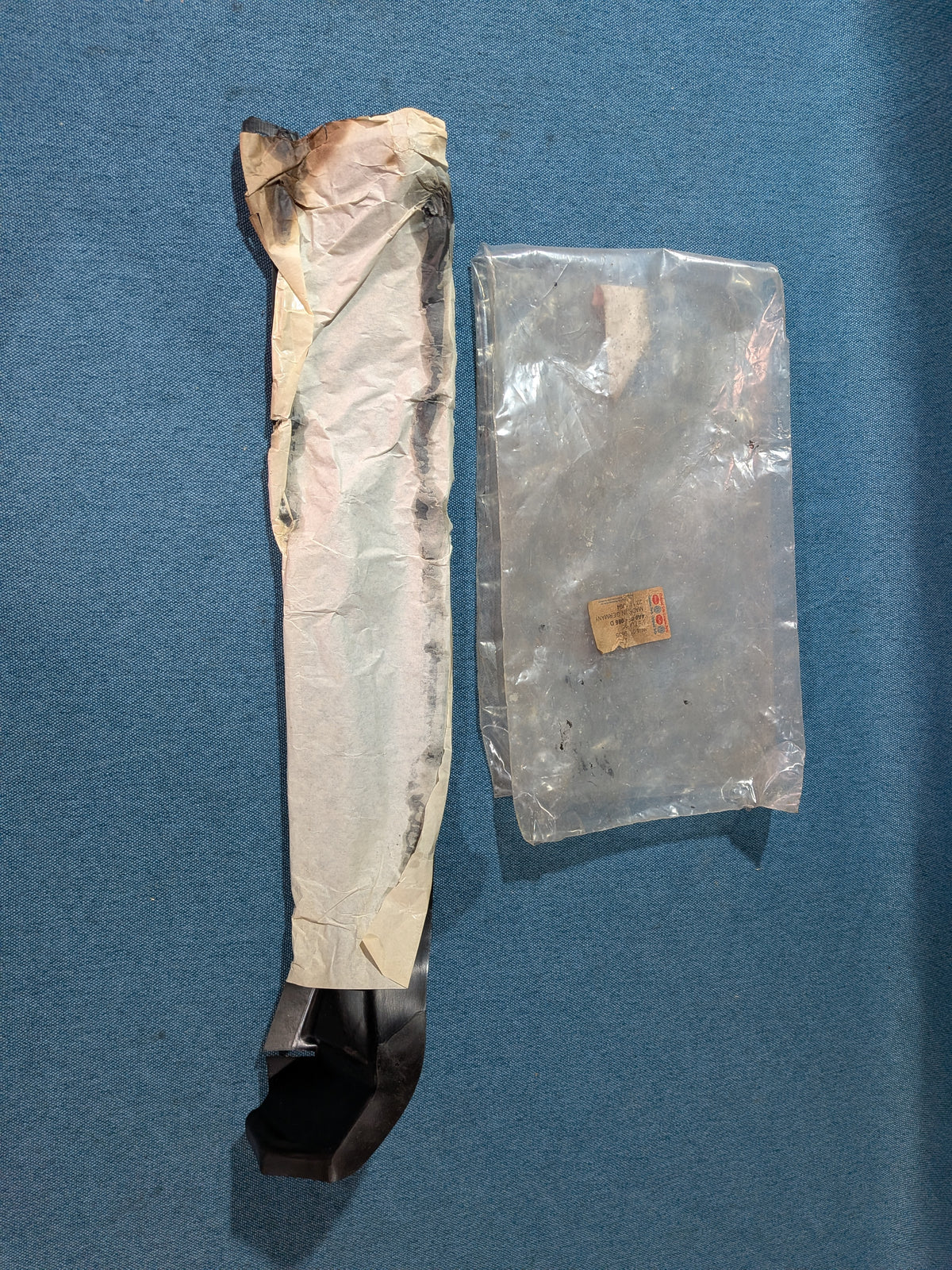 Lokasuojan verhoilu vasen Audi 100/A6/C4 4A0821085D NOS A4
