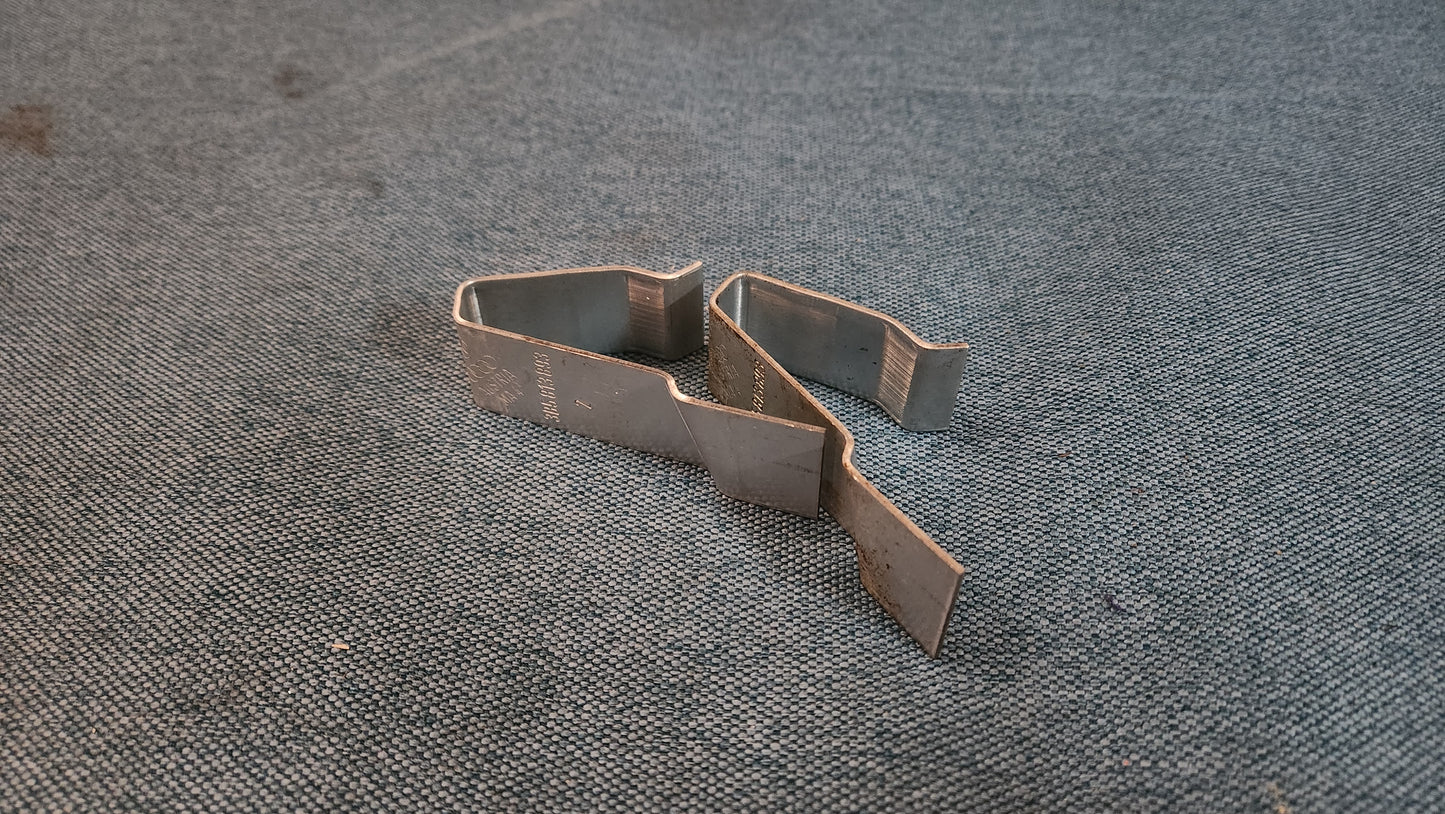 Passat 3B/BG bumper bracket 3B5813894 Nos A2